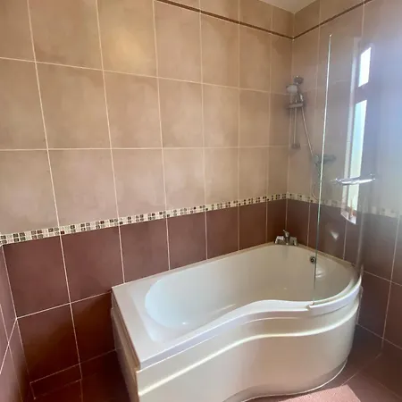 Irish Isle Oasis: Spacious 5-bedroom Retreat Σπίτι διακοπών