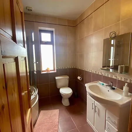 Irish Isle Oasis: Spacious 5-bedroom Retreat *