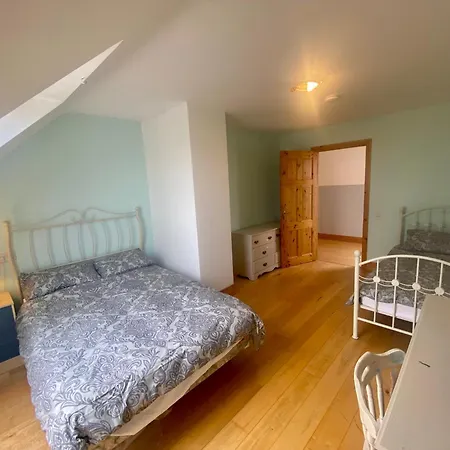 Irish Isle Oasis: Spacious 5-bedroom Retreat Σπίτι διακοπών