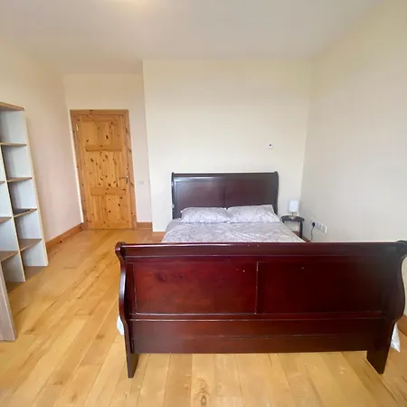 Irish Isle Oasis: Spacious 5-bedroom Retreat Bungowla