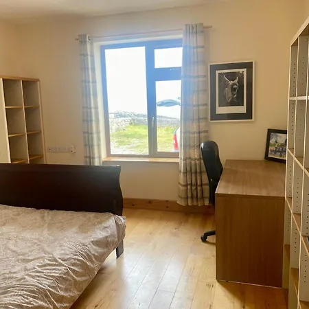 Irish Isle Oasis: Spacious 5-bedroom Retreat بيت للعطل Bungowla