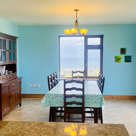 Irish Isle Oasis: Spacious 5-bedroom Retreat Feriehus