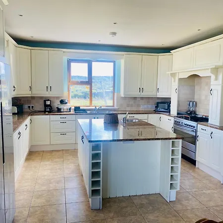 Tatil Evi Irish Isle Oasis: Spacious 5-bedroom Retreat Bungowla