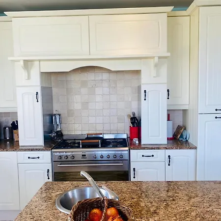 Irish Isle Oasis: Spacious 5-bedroom Retreat Dom wakacyjny