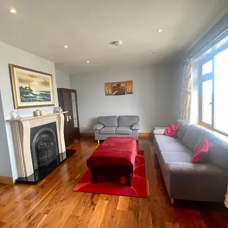 Irish Isle Oasis: Spacious 5-bedroom Retreat Feriehus