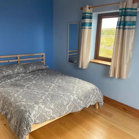 Irish Isle Oasis: Spacious 5-bedroom Retreat Bungowla