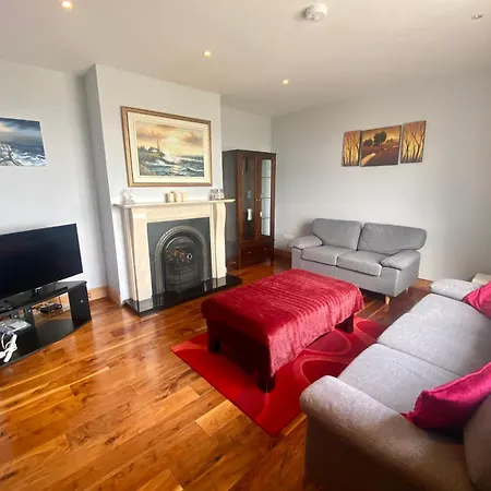 Irish Isle Oasis: Spacious 5-bedroom Retreat