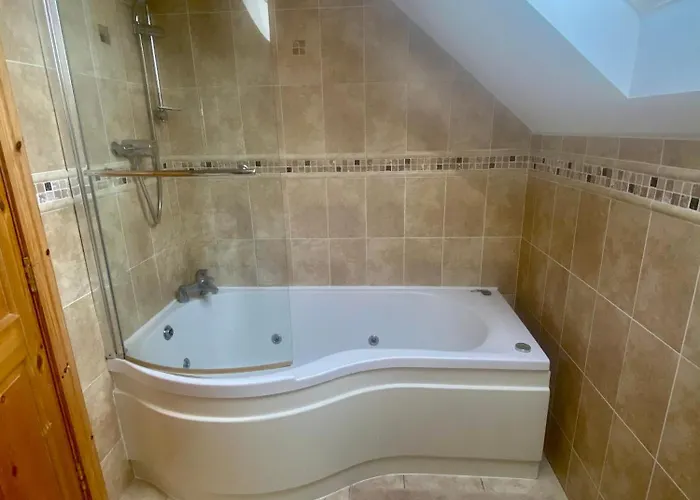 Tatil Evi Irish Isle Oasis: Spacious 5-bedroom Retreat