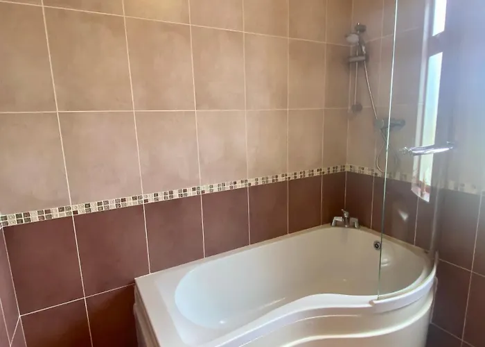 Irish Isle Oasis: Spacious 5-bedroom Retreat Tatil Evi