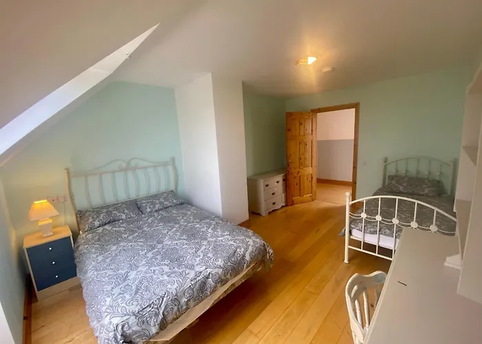 Irish Isle Oasis: Spacious 5-bedroom Retreat Hébergement de vacances