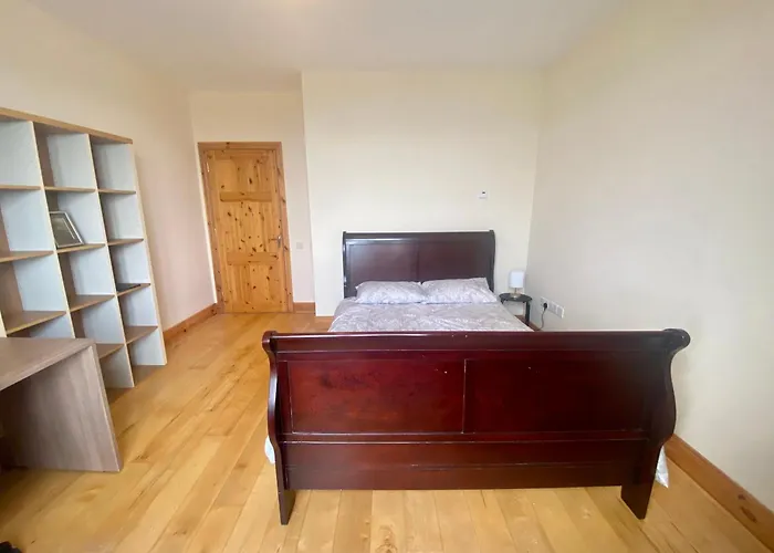 Irish Isle Oasis: Spacious 5-bedroom Retreat Bungowla